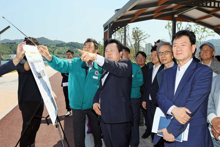[창원=뉴시스] 강경국 기자 = 강기윤 경남 창원시장 당선인이 15일 시장직 인수위원회 관계자들과 함께 마산해양신도시를 방문해 사업 현황을 점검하고 있다. (사진=인수위원회 제공). 2026.06.16. photo@newsis.com *재판매 및 DB 금지