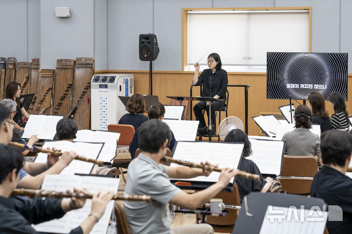 [서울=뉴시스]15일 국립국악관현악단이 서울 중구 국립극장 해오름극장 분장동 연습실에서 인공지능(AI)이 작곡·작사·노래를 맡은 '그대라는 기적'을 연주하고 있다. (사진=국립극장 제공)
