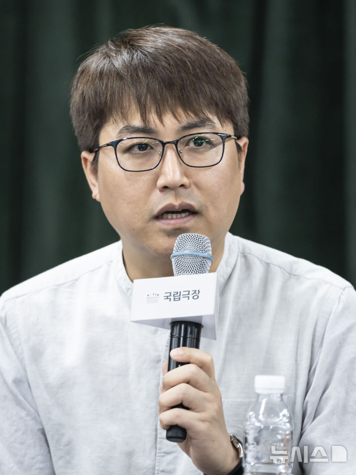 [서울=뉴시스]15일 서울 중구 국립극장 해오름극장 분장동에서 국립국악관현악단 인문학 콘서트 '공존' 라운드 인터뷰가 열렸다. 김백찬 작곡가가 기자 질문에 답변하고 있다. (사진=국립극장 제공)