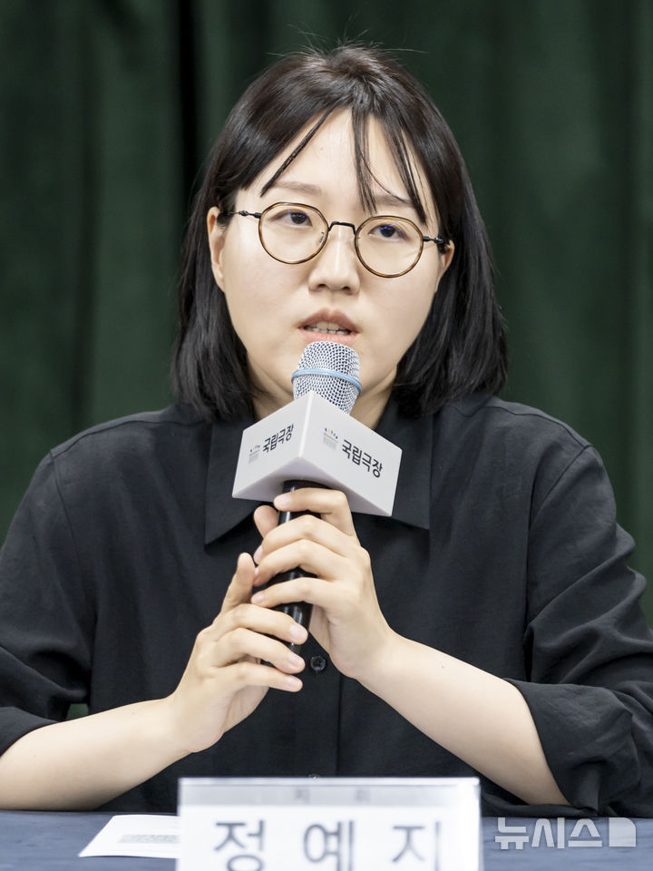 [서울=뉴시스]15일 서울 중구 국립극장 해오름극장 분장동에서 국립국악관현악단 인문학 콘서트 '공존' 라운드 인터뷰가 열렸다. 정예지 지휘자가 기자 질문에 답변하고 있다. (사진=국립극장 제공) 
