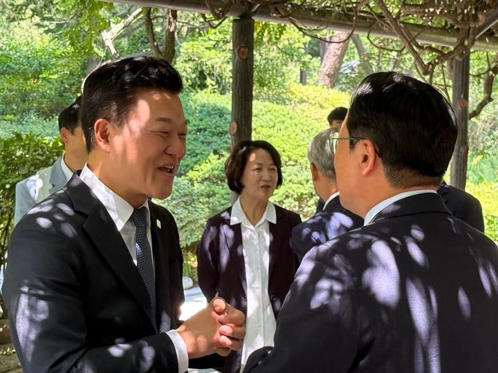 신용한 충북 지사 당선인 "지역 홀대 없어야"…김민석 총리와 현안 논의