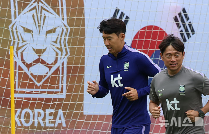 [사포판(멕시코)=뉴시스] 김명년 기자 = 축구 국가대표팀 손흥민이 14일(현지 시간) 멕시코를 상대로한 2026 국제축구연맹(FIFA) 북중미월드컵 조별리그 A조 2차전을 앞두고 멕시코 과달라하라 인근 사포판에 위치한 베이스캠프 훈련장 치바스 바예 베르데에서 훈련하고 있다. 2026.06.15. kmn@newsis.com