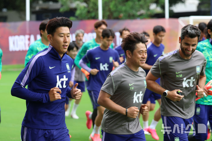 [사포판(멕시코)=뉴시스] 김명년 기자 = 축구 국가대표팀 손흥민 등 선수들이 14일(현지 시간) 멕시코를 상대로한 2026 국제축구연맹(FIFA) 북중미월드컵 조별리그 A조 2차전을 앞두고 멕시코 과달라하라 인근 사포판에 위치한 베이스캠프 훈련장 치바스 바예 베르데에서 훈련하고 있다. 2026.06.15. kmn@newsis.com