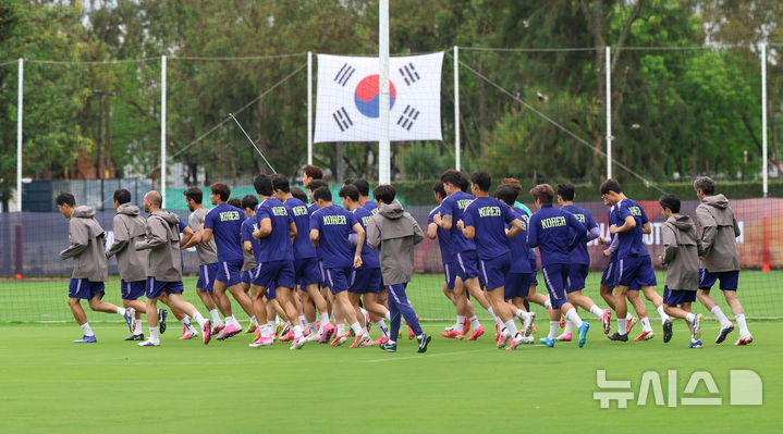 [사포판(멕시코)=뉴시스] 김명년 기자 = 축구 국가대표팀 선수들이 14일(현지 시간) 멕시코를 상대로한 2026 국제축구연맹(FIFA) 북중미월드컵 조별리그 A조 2차전을 앞두고 멕시코 과달라하라 인근 사포판에 위치한 베이스캠프 훈련장 치바스 바예 베르데에서 훈련하고 있다. 2026.06.15. kmn@newsis.com