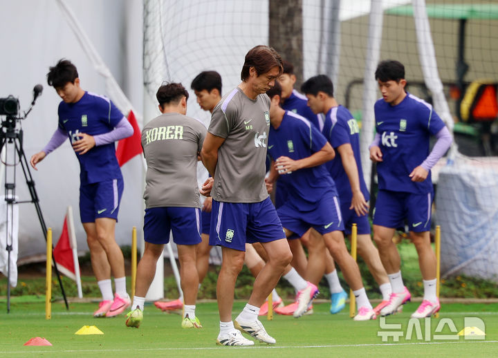 [사포판(멕시코)=뉴시스] 김명년 기자 = 축구 국가대표팀 홍명보 감독이 14일(현지 시간) 멕시코를 상대로한 2026 국제축구연맹(FIFA) 북중미월드컵 조별리그 A조 2차전을 앞두고 멕시코 과달라하라 인근 사포판에 위치한 베이스캠프 훈련장 치바스 바예 베르데에서 훈련중인 선수들 앞을 지나가고 있다. 2026.06.15. kmn@newsis.com
