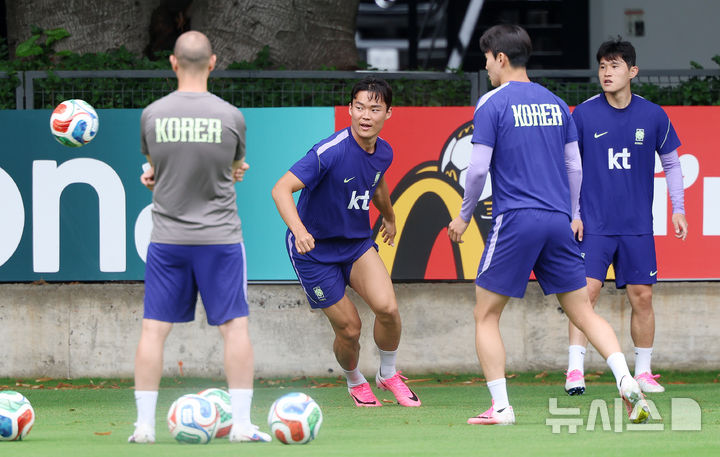 [사포판(멕시코)=뉴시스] 김명년 기자 = 축구 국가대표팀 오현규가 14일(현지 시간) 멕시코를 상대로한 2026 국제축구연맹(FIFA) 북중미월드컵 조별리그 A조 2차전을 앞두고 멕시코 과달라하라 인근 사포판에 위치한 베이스캠프 훈련장 치바스 바예 베르데에서 훈련하고 있다. 2026.06.15. kmn@newsis.com