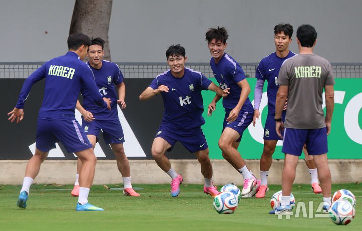 [사포판(멕시코)=뉴시스] 김명년 기자 = 축구 국가대표팀 선수들이 14일(현지 시간) 멕시코를 상대로한 2026 국제축구연맹(FIFA) 북중미월드컵 조별리그 A조 2차전을 앞두고 멕시코 과달라하라 인근 사포판에 위치한 베이스캠프 훈련장 치바스 바예 베르데에서 훈련하고 있다. 2026.06.15. kmn@newsis.com