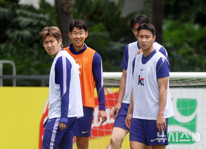 [사포판(멕시코)=뉴시스] 김명년 기자 = 축구 국가대표팀 손흥민 등 선수들이 14일(현지 시간) 멕시코를 상대로한 2026 국제축구연맹(FIFA) 북중미월드컵 조별리그 A조 2차전을 앞두고 멕시코 과달라하라 인근 사포판에 위치한 베이스캠프 훈련장 치바스 바예 베르데에서 훈련하고 있다. 2026.06.15. kmn@newsis.com