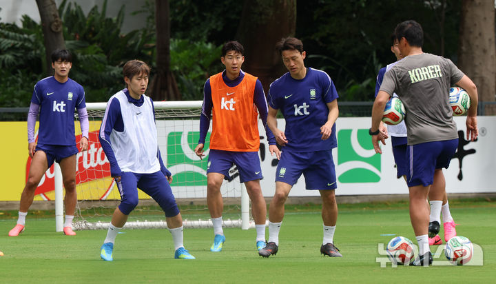 [사포판(멕시코)=뉴시스] 김명년 기자 = 축구 국가대표팀 설영우(왼쪽부터), 이강인, 손흥민, 이재성이 14일(현지 시간) 멕시코를 상대로한 2026 국제축구연맹(FIFA) 북중미월드컵 조별리그 A조 2차전을 앞두고 멕시코 과달라하라 인근 사포판에 위치한 베이스캠프 훈련장 치바스 바예 베르데에서 훈련하고 있다. 2026.06.15. kmn@newsis.com