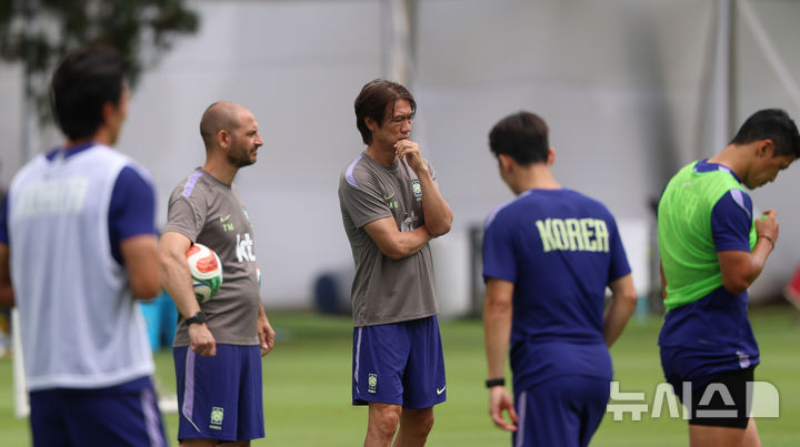 [사포판(멕시코)=뉴시스] 김명년 기자 = 축구 국가대표팀 홍명보 감독이 14일(현지 시간) 멕시코를 상대로한 2026 국제축구연맹(FIFA) 북중미월드컵 조별리그 A조 2차전을 앞두고 멕시코 과달라하라 인근 사포판에 위치한 베이스캠프 훈련장 치바스 바예 베르데에서 훈련하는 선수들을 지켜보고 있다. 2026.06.15. kmn@newsis.com