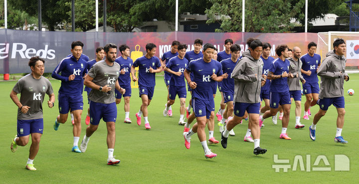 [사포판(멕시코)=뉴시스] 김명년 기자 = 축구 국가대표팀 선수들이 14일(현지 시간) 멕시코를 상대로한 2026 국제축구연맹(FIFA) 북중미월드컵 조별리그 A조 2차전을 앞두고 멕시코 과달라하라 인근 사포판에 위치한 베이스캠프 훈련장 치바스 바예 베르데에서 훈련하고 있다. 2026.06.15. kmn@newsis.com