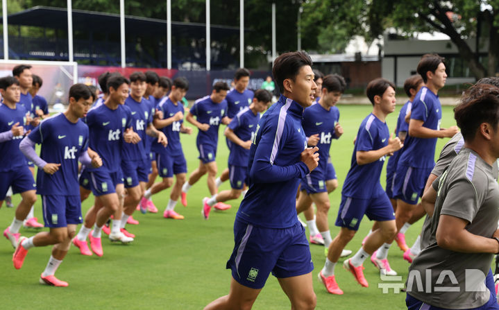 [사포판(멕시코)=뉴시스] 김명년 기자 = 축구 국가대표팀 선수들이 14일(현지 시간) 멕시코를 상대로한 2026 국제축구연맹(FIFA) 북중미월드컵 조별리그 A조 2차전을 앞두고 멕시코 과달라하라 인근 사포판에 위치한 베이스캠프 훈련장 치바스 바예 베르데에서 훈련하고 있다. 2026.06.15. kmn@newsis.com