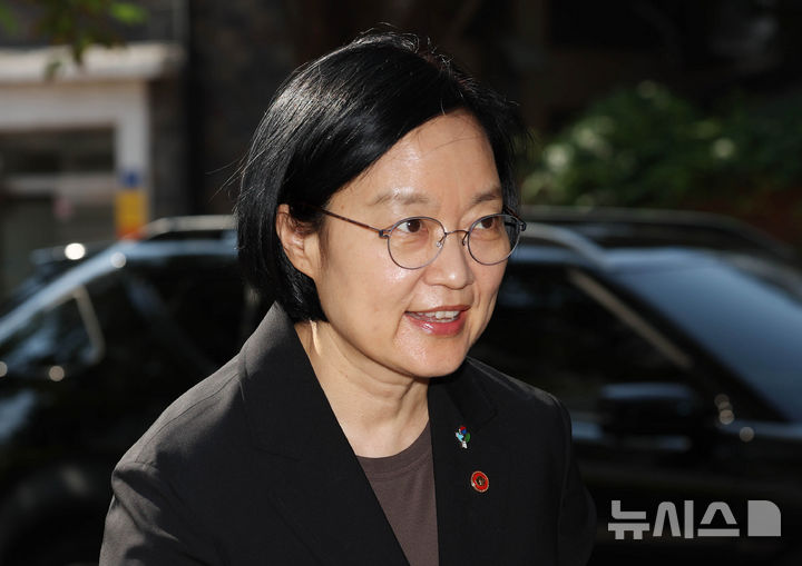 [서울=뉴시스] 조수정 기자 = 한성숙 국무총리 후보자가 15일 오전 서울 종로구 금융감독원 연수원에 마련된 인사청문회 준비사무실로 출근하고 있다. 2026.06.15. chocrystal@newsis.com