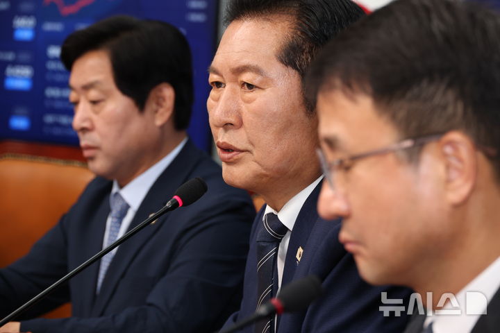 [서울=뉴시스] 최진석 기자 = 정청래 더불어민주당 대표가 15일 여의도 국회에서 열린 최고위원회의에서 발언하고 있다. 2026.06.15. myjs@newsis.com