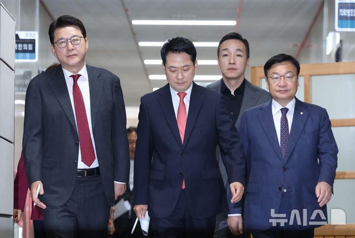 [서울=뉴시스] 김근수 기자 = 장동혁 국민의힘 대표와 정점식 원내대표가 15일 오전 서울 여의도 국회에서 열린 최고위원회의장으로 이동하고 있다. 왼쪽부터 신동욱 의원, 장 대표, 김민수 의원, 정 원내대표 2026.06.15. ks@newsis.com