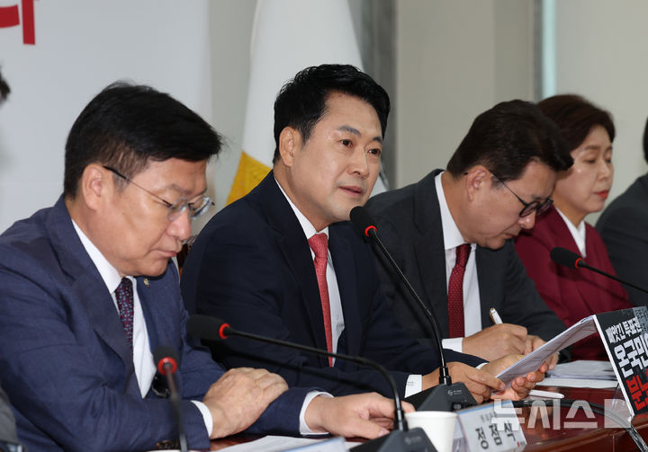 [서울=뉴시스] 김근수 기자 = 장동혁 국민의힘 대표가 15일 오전 서울 여의도 국회에서 열린 최고위원회의에서 발언하고 있다. 2026.06.15. ks@newsis.com