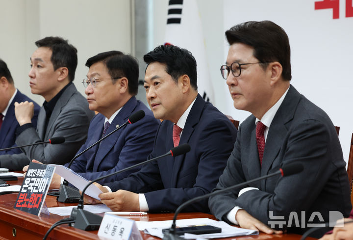 [서울=뉴시스] 김근수 기자 = 장동혁 국민의힘 대표가 15일 오전 서울 여의도 국회에서 열린 최고위원회의에서 발언하고 있다. 2026.06.15. ks@newsis.com