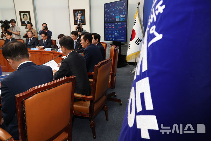 [서울=뉴시스] 최진석 기자 = 정청래 더불어민주당 대표가 15일 여의도 국회에서 열린 최고위원회의에서 발언하고 있다. 2026.06.15. myjs@newsis.com