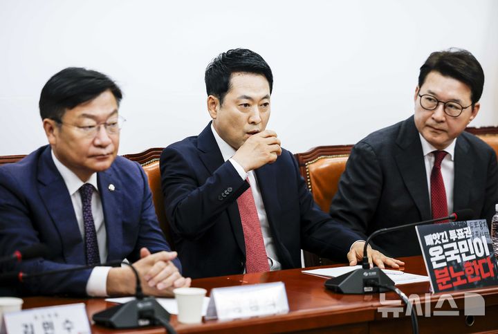 [서울=뉴시스] 정병혁 기자 = 장동혁 국민의힘 대표가 15일 오전 서울 여의도 국회에서 열린 최고위원회의에서 물을 마시고 있다. 2026.06.15. jhope@newsis.com