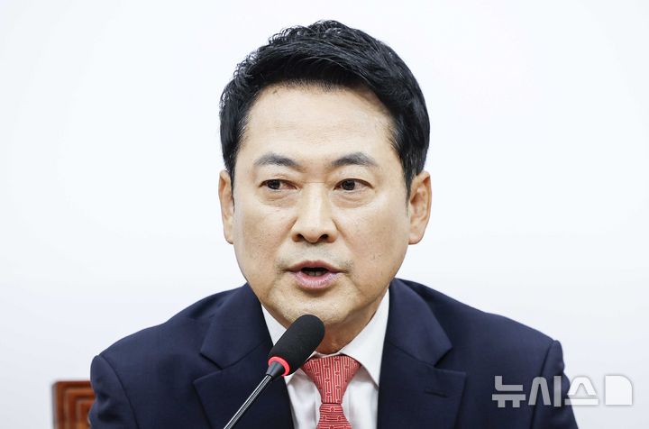[서울=뉴시스] 정병혁 기자 = 장동혁 국민의힘 대표가 15일 오전 서울 여의도 국회에서 열린 최고위원회의에서 발언하고 있다. 2026.06.15. jhope@newsis.com