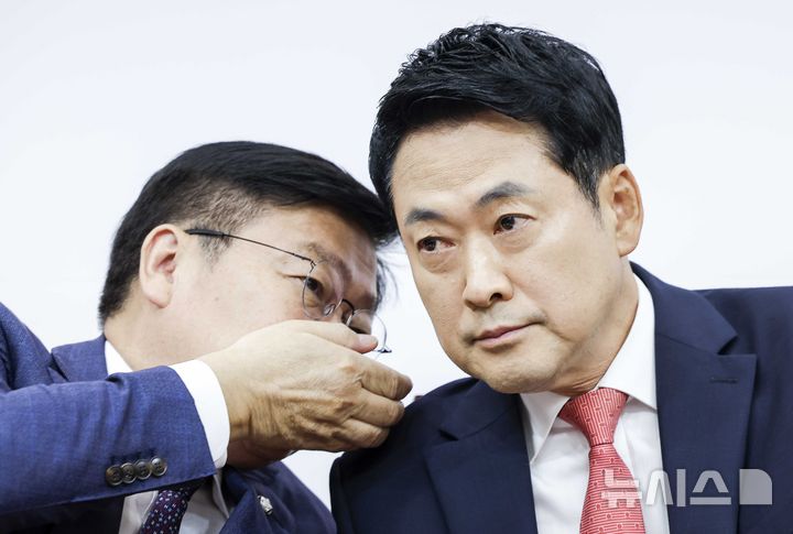 [서울=뉴시스] 정병혁 기자 = 장동혁 국민의힘 대표와 정점식 원내대표가 15일 오전 서울 여의도 국회에서 열린 최고위원회의에서 귀엣말을 하고 있다.  2026.06.15. jhope@newsis.com