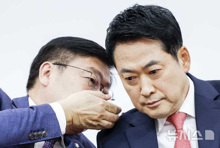 [서울=뉴시스] 정병혁 기자 = 장동혁 국민의힘 대표와 정점식 원내대표가 15일 오전 서울 여의도 국회에서 열린 최고위원회의에서 귀엣말을 하고 있다. 2026.06.15. jhope@newsis.com