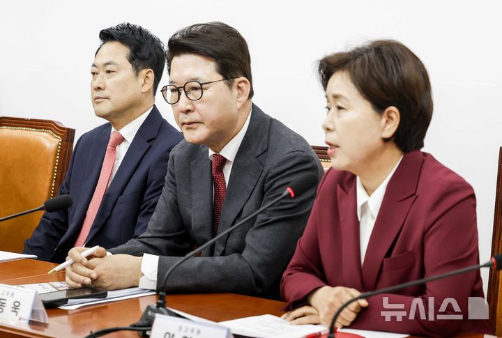 [서울=뉴시스] 정병혁 기자 = 장동혁 국민의힘 대표가 15일 오전 서울 여의도 국회에서 열린 최고위원회의에서 양향자 최고위원의 발언을 듣고 있다. 2026.06.15. jhope@newsis.com