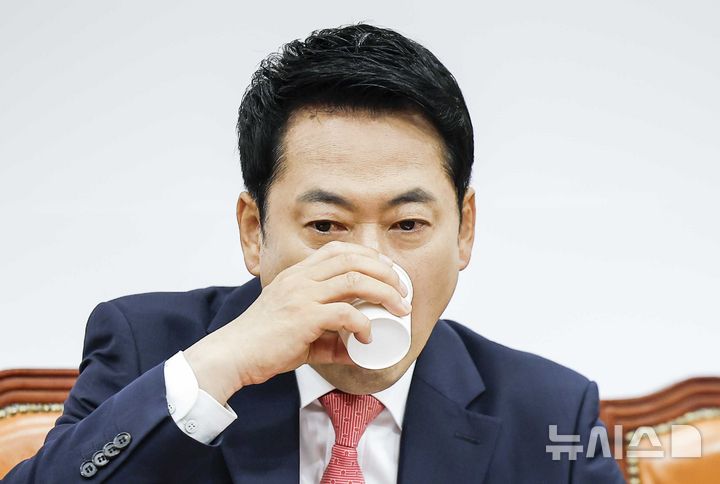 [서울=뉴시스] 정병혁 기자 = 장동혁 국민의힘 대표가 15일 오전 서울 여의도 국회에서 열린 최고위원회의에서 물을 마시고 있다.  2026.06.15. jhope@newsis.com