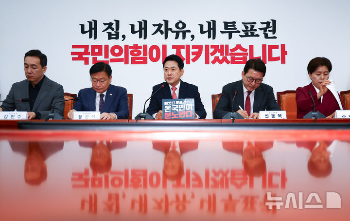 [서울=뉴시스] 김근수 기자 = 장동혁(가운데) 국민의힘 대표가 15일 오전 서울 여의도 국회에서 열린 최고위원회의에서 발언하고 있다. 2026.06.15. ks@newsis.com