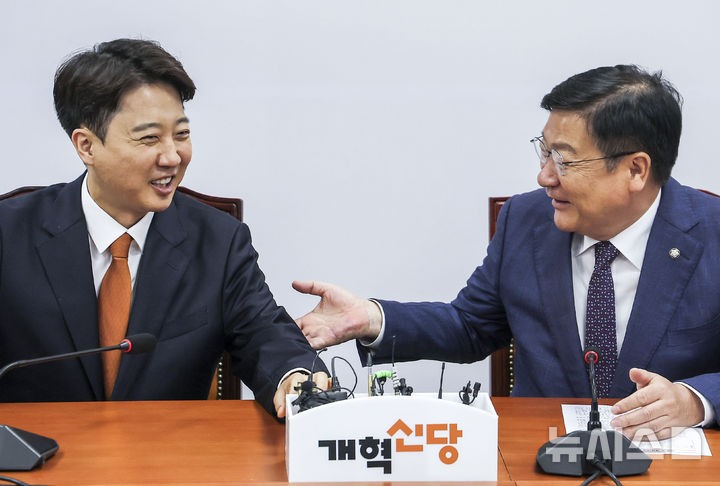 [서울=뉴시스] 정병혁 기자 = 정점식 국민의힘 원내대표가 15일 오전 서울 여의도 국회에서 이준석 개혁신당 대표를 예방하며 환하게 웃고 있다. 2026.06.15. jhope@newsis.com
