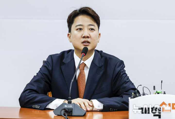 [서울=뉴시스] 정병혁 기자 = 이준석 개혁신당 대표가 지난 15일 오전 서울 여의도 국회에서 정점식 국민의힘 원내대표와 만나 자리에 앉아 발언하고 있다. 2026.06.15. jhope@newsis.com