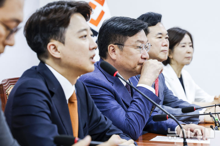 [서울=뉴시스] 정병혁 기자 = 이준석 개혁신당 대표가 15일 오전 서울 여의도 국회에서 정점식 국민의힘 원내대표와 만나 자리에 앉아 발언하고 있다. 2026.06.15. jhope@newsis.com
