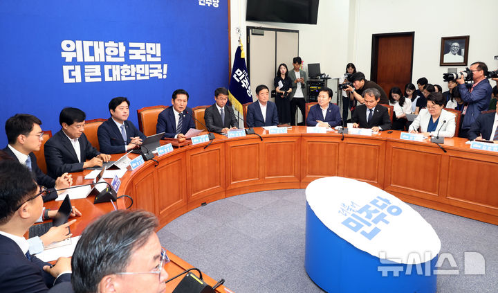 [서울=뉴시스] 최진석 기자 = 정청래 더불어민주당 대표가 15일 여의도 국회에서 열린 최고위원회의에서 발언하고 있다. 2026.06.15. myjs@newsis.com