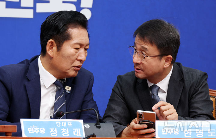 [서울=뉴시스] 최진석 기자 = 더불어민주당 정청래 대표와 한병도 원내대표가 15일 여의도 국회에서 열린 최고위원회의에서 대화를 나누고 있다. 2026.06.15. myjs@newsis.com