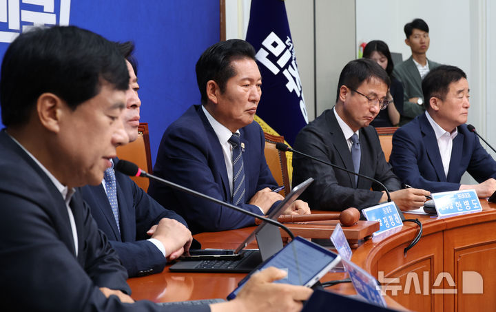 [서울=뉴시스] 최진석 기자 = 정청래 더불어민주당 대표가 15일 여의도 국회에서 열린 최고위원회의에서 생각에 잠겨 있다. 2026.06.15. myjs@newsis.com
