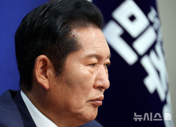 [서울=뉴시스] 최진석 기자 = 정청래 더불어민주당 대표가 15일 여의도 국회에서 열린 최고위원회의에서 생각에 잠겨 있다. 2026.06.15. myjs@newsis.com