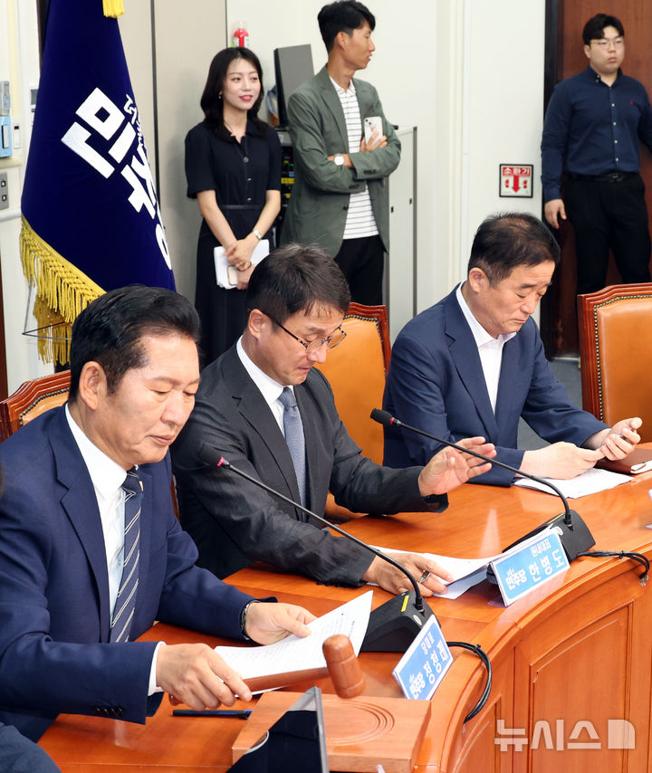 [서울=뉴시스] 최진석 기자 = 정청래 더불어민주당 대표가 15일 여의도 국회에서 열린 최고위원회의에서 의사봉을 두드리고 있다. 2026.06.15. myjs@newsis.com
