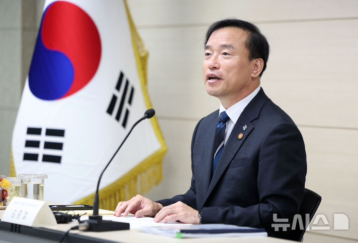 [과천=뉴시스] 김선웅 기자 = 김종철 방송미디어통신위원장이 15일 경기 과천시 정부과천청사 방송미디어통신위원회에서 취임 6개월을 맞아 출입기자단과 간담회를 하고 있다. 2026.06.15. mangusta@newsis.com