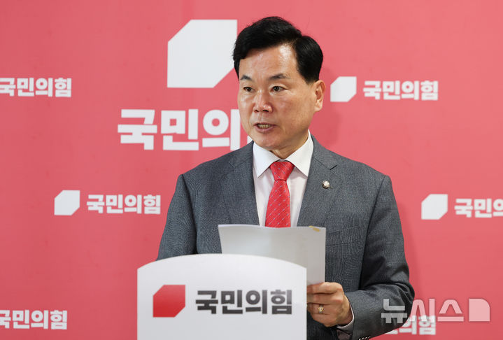 [서울=뉴시스] 김근수 기자 = 김승수 국민의힘 원내수석부대표가 15일 오전 서울 여의도 원내대표실 앞에서 원내대표단 명단을 발표하고 있다. 2026.06.15. ks@newsis.com