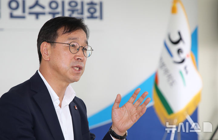 [제주=뉴시스] 우장호 기자 = 위성곤 제주도지사 당선인이 15일 제주시 오라3동에 위치한 제40대 제주특별자치도지사직 인수위원회 사무실에서 뉴시스 제주본부와 인터뷰를 하고 있다. 2026.06.15. woo1223@newsis.com