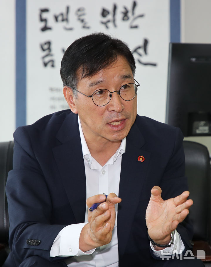 [제주=뉴시스] 우장호 기자 = 위성곤 제주도지사 당선인이 15일 제주시 오라3동에 위치한 제40대 제주특별자치도지사직 인수위원회 사무실에서 뉴시스 제주본부와 인터뷰를 하고 있다. 2026.06.15. woo1223@newsis.com