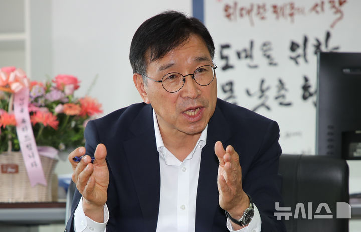 [제주=뉴시스] 우장호 기자 = 위성곤 제주도지사 당선인이 15일 제주시 오라3동에 위치한 제40대 제주특별자치도지사직 인수위원회 사무실에서 뉴시스 제주본부와 인터뷰를 하고 있다. 2026.06.15. woo1223@newsis.com