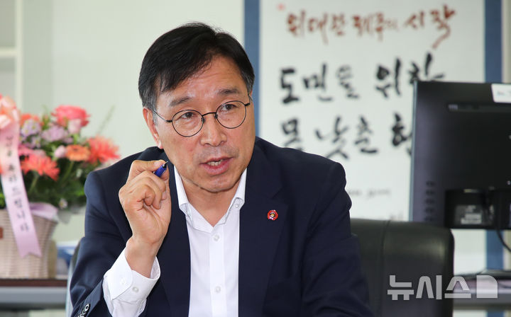[제주=뉴시스] 우장호 기자 = 위성곤 제주도지사 당선인이 15일 제주시 오라3동에 위치한 제40대 제주특별자치도지사직 인수위원회 사무실에서 뉴시스 제주본부와 인터뷰를 하고 있다. 2026.06.15. woo1223@newsis.com