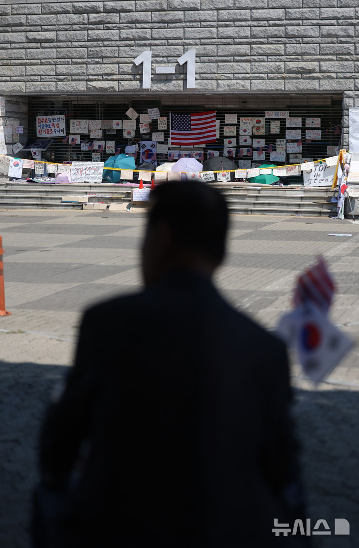 [서울=뉴시스] 김진아 기자 = 제9회 전국동시지방선거 투표용지 부족 사태에 항의하며 개표소 봉쇄 시위를 이어가고 있는 15일 서울 송파구 올림픽공원 핸드볼경기장에 설치된 개표소 앞에 재선거 등을 요구하는 손팻말이 붙어있다. 2026.06.15. bluesoda@newsis.com