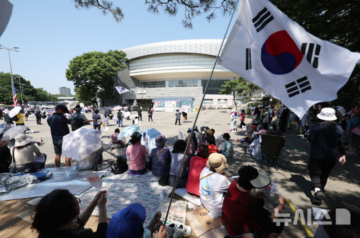 [서울=뉴시스] 김진아 기자 = 제9회 전국동시지방선거 투표용지 부족 사태에 항의하며 개표소 봉쇄 시위를 이어가고 있는 15일 서울 송파구 올림픽공원 핸드볼경기장에 설치된 개표소 앞에서 시민들이 구호를 외치고 있다. 2026.06.15. bluesoda@newsis.com