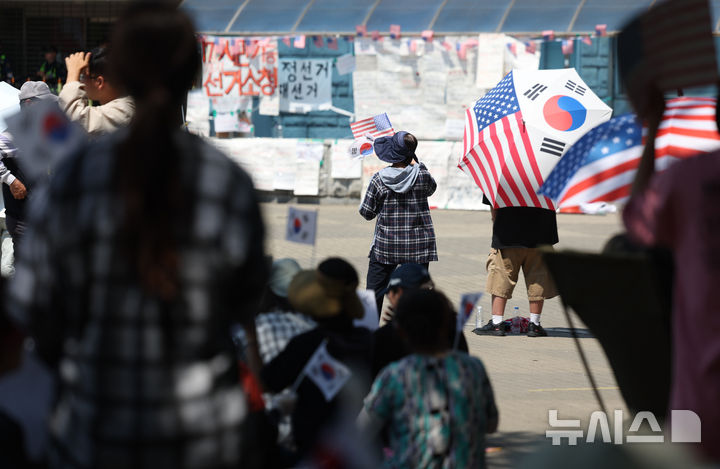[서울=뉴시스] 김진아 기자 = 제9회 전국동시지방선거 투표용지 부족 사태에 항의하며 개표소 봉쇄 시위를 이어가고 있는 15일 서울 송파구 올림픽공원 핸드볼경기장에 설치된 개표소 앞에서 시민들이 구호를 외치고 있다. 2026.06.15. bluesoda@newsis.com