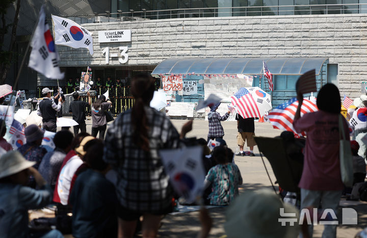[서울=뉴시스] 김진아 기자 = 제9회 전국동시지방선거 투표용지 부족 사태에 항의하며 개표소 봉쇄 시위를 이어가고 있는 15일 서울 송파구 올림픽공원 핸드볼경기장에 설치된 개표소 앞에서 시민들이 구호를 외치고 있다. 2026.06.15. bluesoda@newsis.com