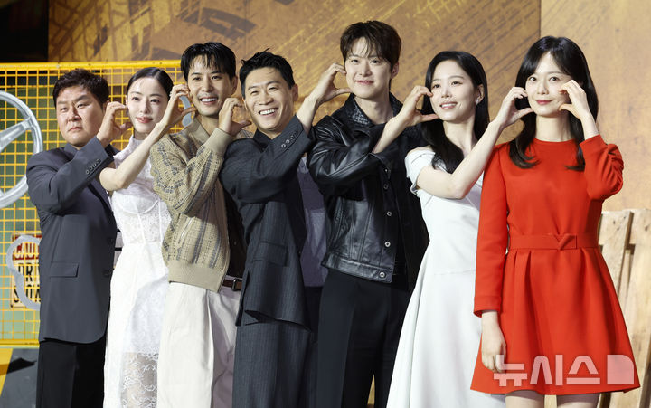 [서울=뉴시스] 김혜진 기자 = 배우 윤경호(왼쪽부터), 이다희, 김지석, 진선규, 공명, 강한나, 전소민이 15일 오전 서울 중구 앰배서더 풀만에서 열린 넷플릭스 영화 '남편들' 제작보고회에서 포즈를 취하고 있다. 2026.06.15 jini@newsis.com