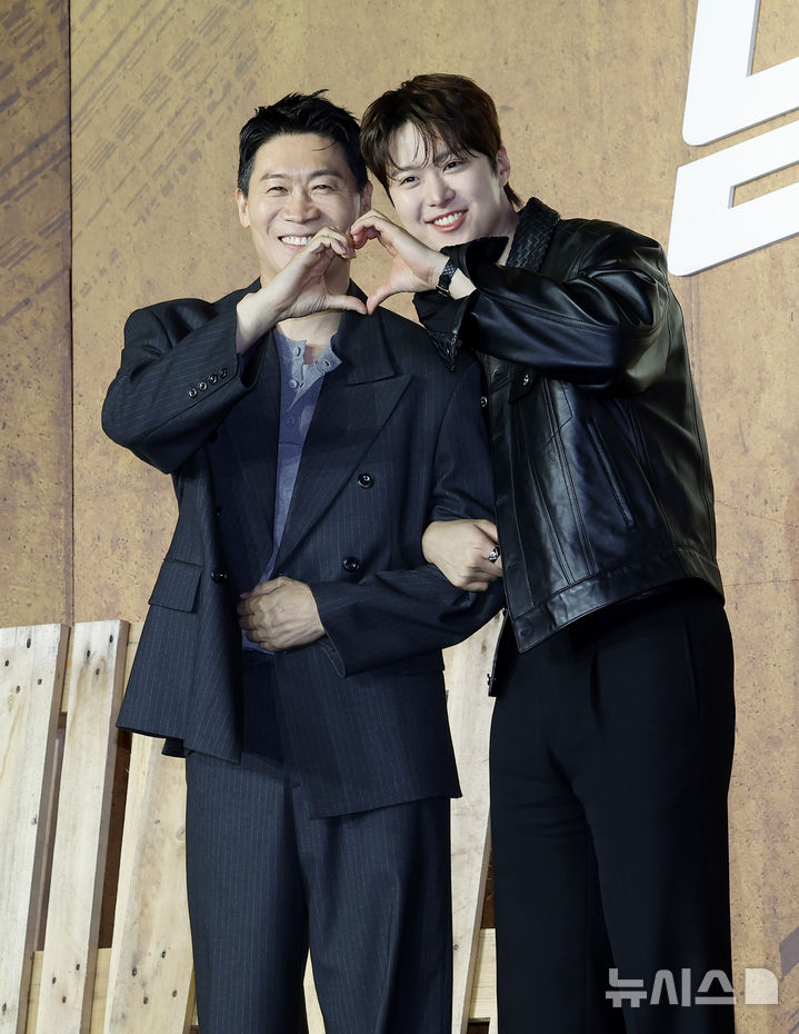 [서울=뉴시스] 김혜진 기자 = 배우 진선규(왼쪽), 공명이 15일 오전 서울 중구 앰배서더 풀만에서 열린 넷플릭스 영화 '남편들' 제작보고회에서 포즈를 취하고 있다. 2026.06.15 jini@newsis.com