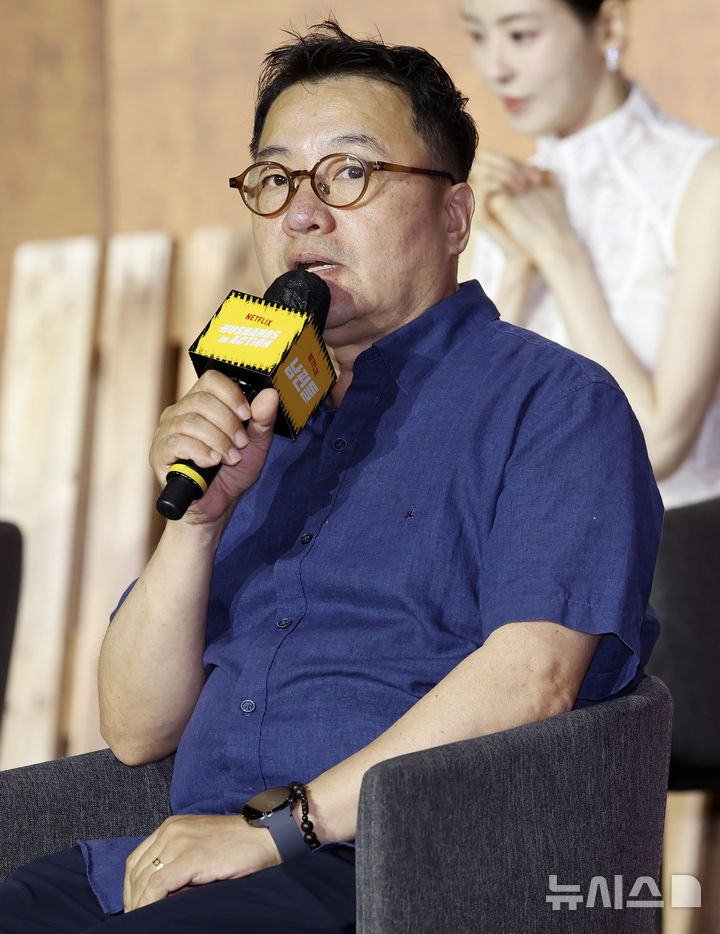 [서울=뉴시스] 김혜진 기자 = 박규태 감독이 15일 오전 서울 중구 앰배서더 풀만에서 열린 넷플릭스 영화 '남편들' 제작보고회에서 인사말을 하고 있다. 2026.06.15 jini@newsis.com